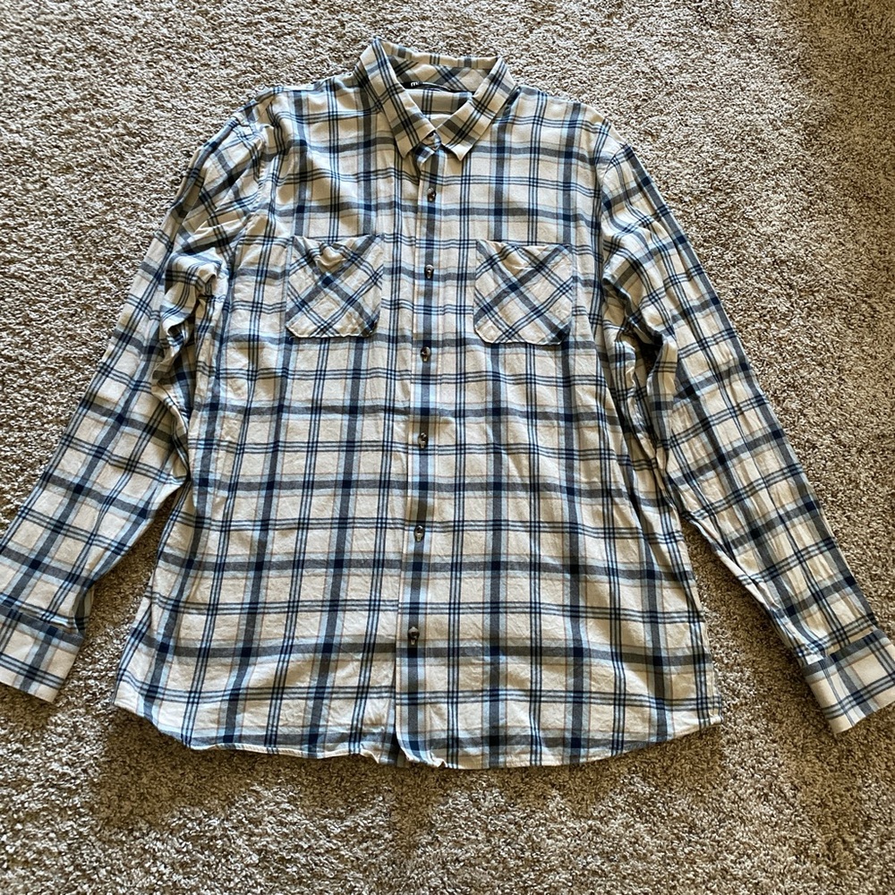 Men’s Travis Mathew Navy and Cream Checkered size xl long sleeved Shirt